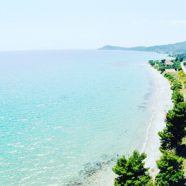 Playa en los alrededores, playa de arena blanca, camastros y sombrillas