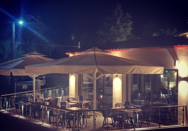 Café da manhã, almoço e jantar; culinária mediterrânea
