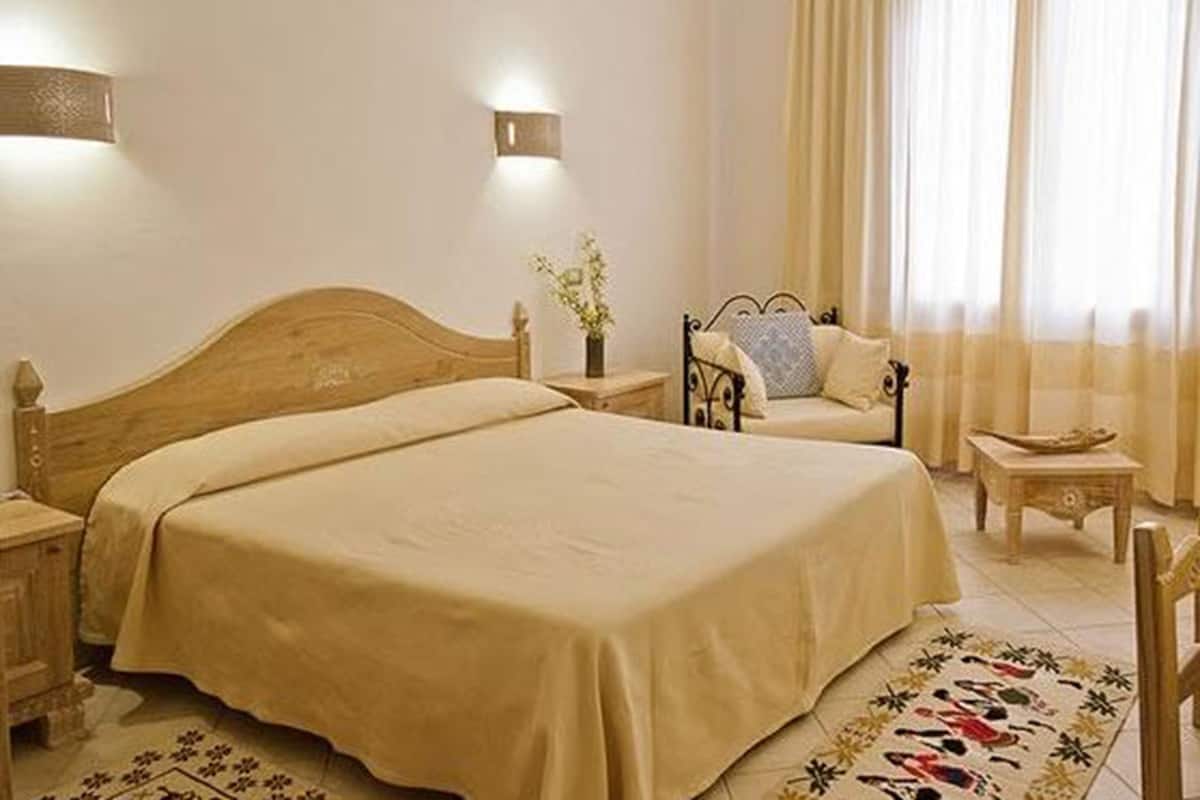 Minibar, in-room safe, desk, free cots/infant beds