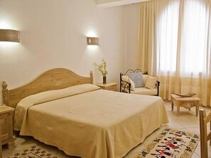 Minibar, in-room safe, desk, free cots/infant beds - Hotel Libyssonis (Porto Torres)