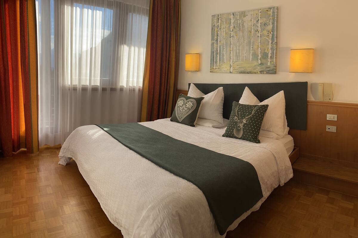 Standard-Doppel- oder -Zweibettzimmer | Zimmersafe, Schreibtisch, Verdunkelungsvorhänge, Babybetten