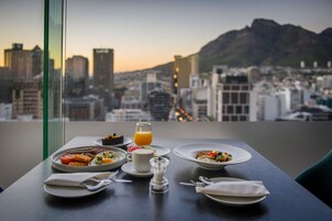 Daily cooked-to-order breakfast (ZAR 275 per person)