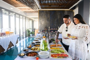 Daily cooked-to-order breakfast (ZAR 275 per person)