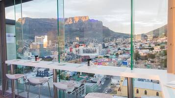 Daily cooked-to-order breakfast (ZAR 275 per person)
