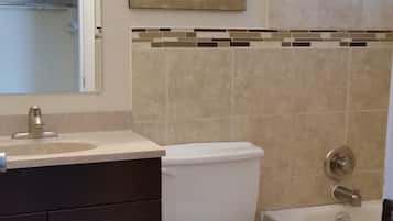 Combined shower/bathtub, free toiletries, hair dryer, towels