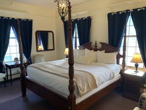 Executive Room, 1 King Bed, Balcony, Marina View | Individually decorated, individually furnished, iron/ironing board