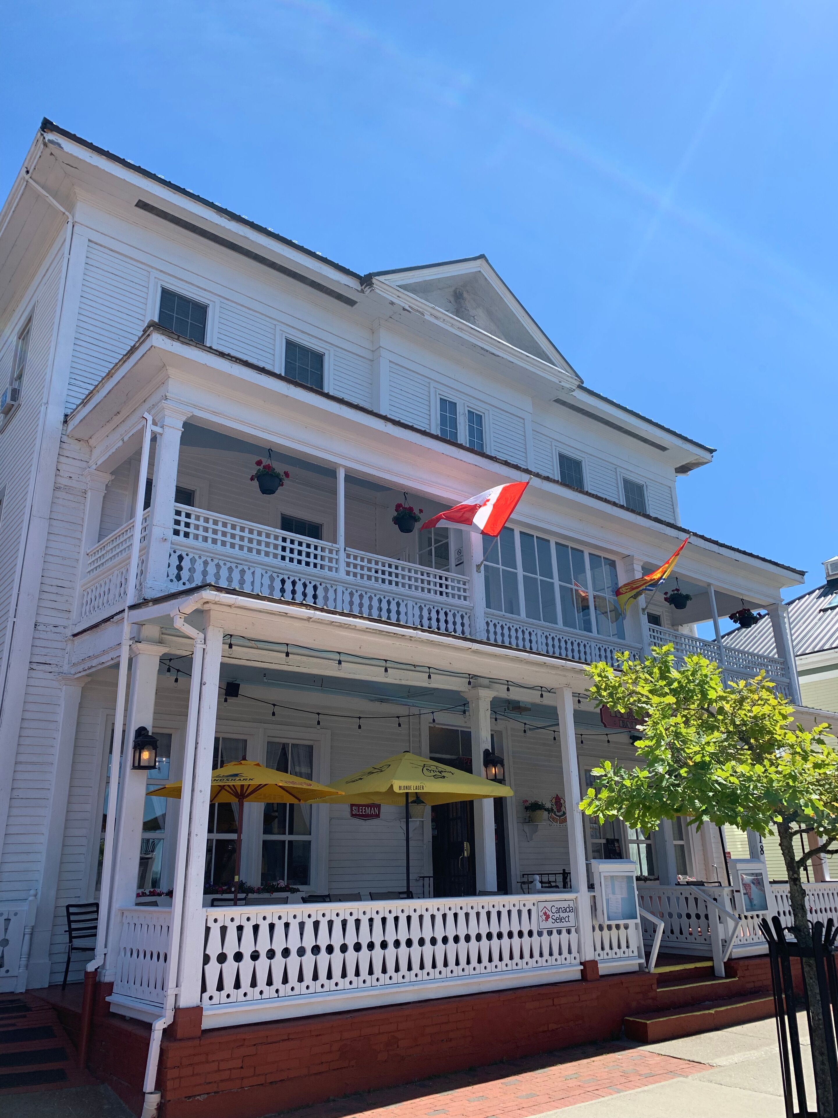 Vista frontal de la propiedad