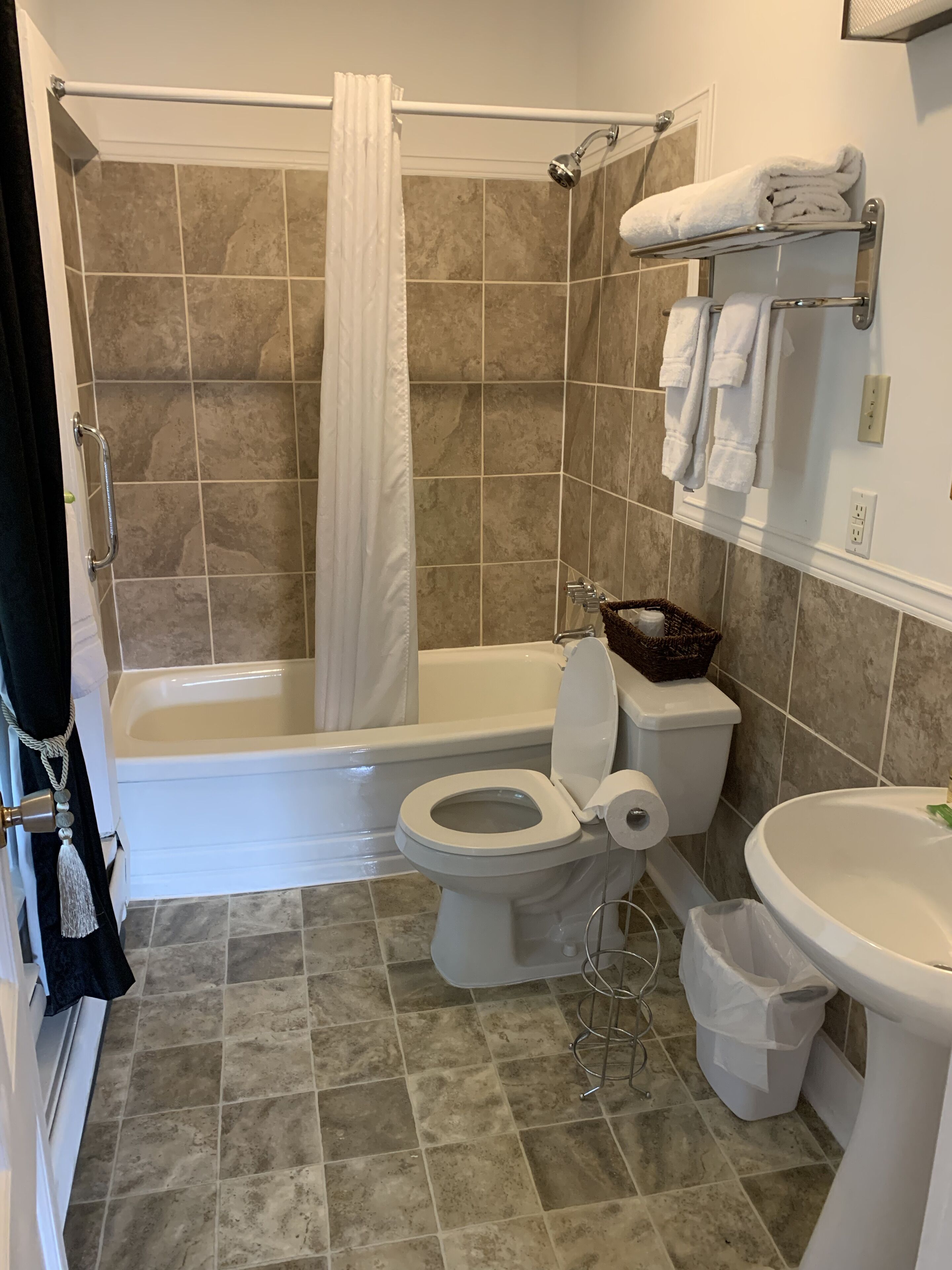 executive room, 1 king bed, balcony, marina view | bathroom | combined shower/bathtub, hair dryer, towels