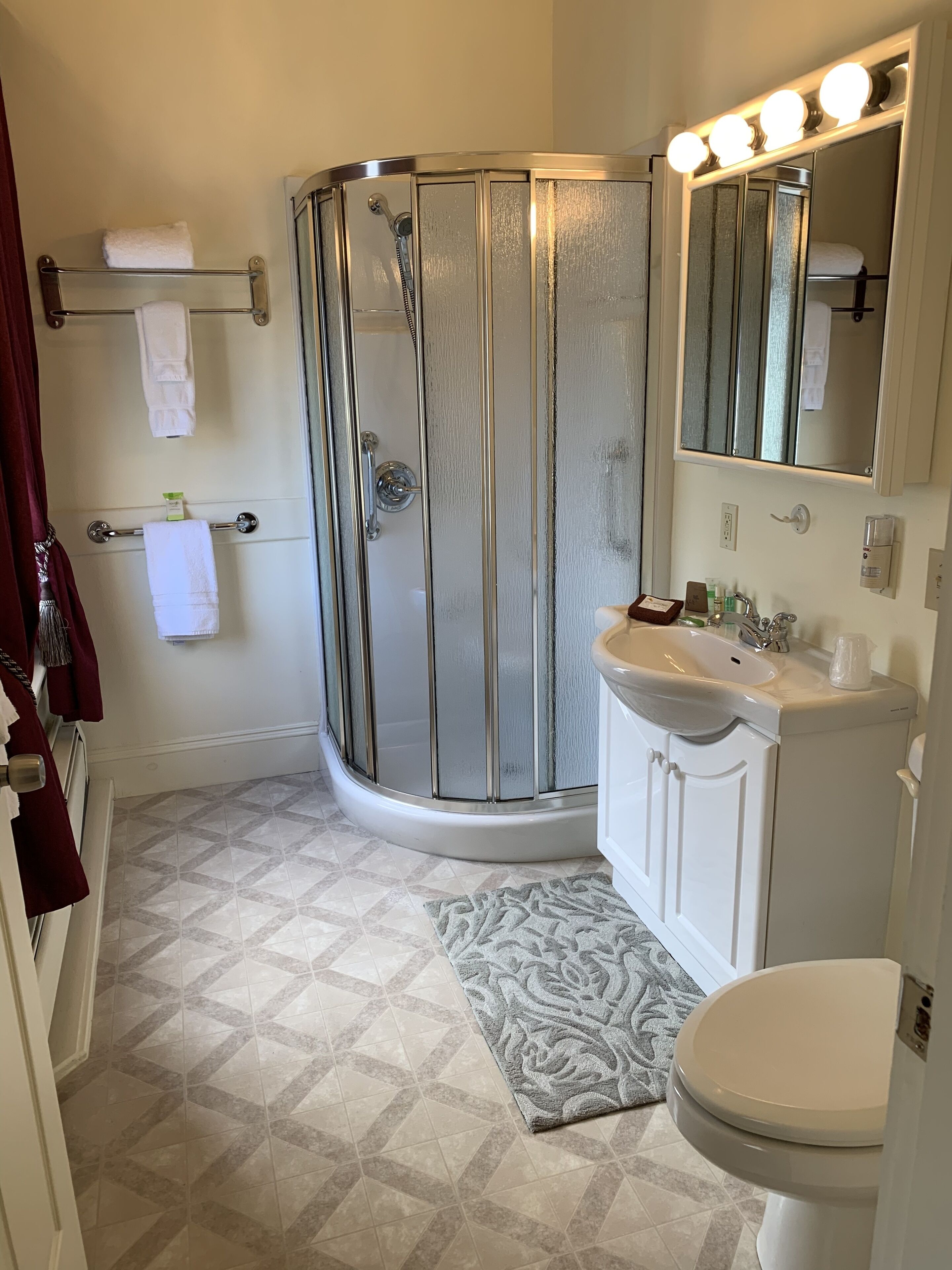 combined shower/bathtub, hair dryer, towels