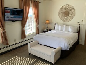 Economy Room, 1 Queen Bed, Non Smoking, Ensuite | Individually decorated, individually furnished, iron/ironing board - Kennedy House (St. Andrews)