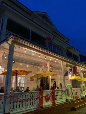 Vista frontal de la propiedad