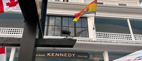 Un edificio con un cartel que dice "AISON KENNEDY HOUSE" y el número "218" sobre la entrada.