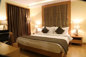 Minibar, brankas, meja kerja, dan kedap suara