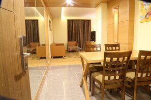 Fern Club Room | Minibar, värdeförvaringsskåp på rummet, skrivbord och ljudisolering