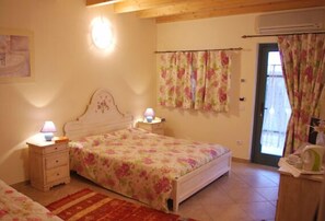 Tweepersoonskamer, uitzicht op wijngaard | 4 slaapkamers, individueel gemeubileerd, een bureau, gratis babybedden