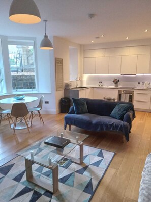 Exclusive Apartment, 2 Bedrooms (Private Entrance and Private Garden Areas) | Coin séjour | TV connectée, services de streaming