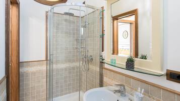 Shower, rainfall showerhead, free toiletries, hair dryer