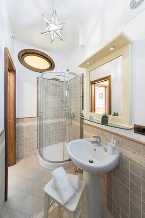 Shower, rainfall showerhead, free toiletries, hair dryer - B&B La Casa nel Giardino (Piano di Sorrento)