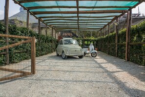 Free self-parking - B&B La Casa nel Giardino (Piano di Sorrento)