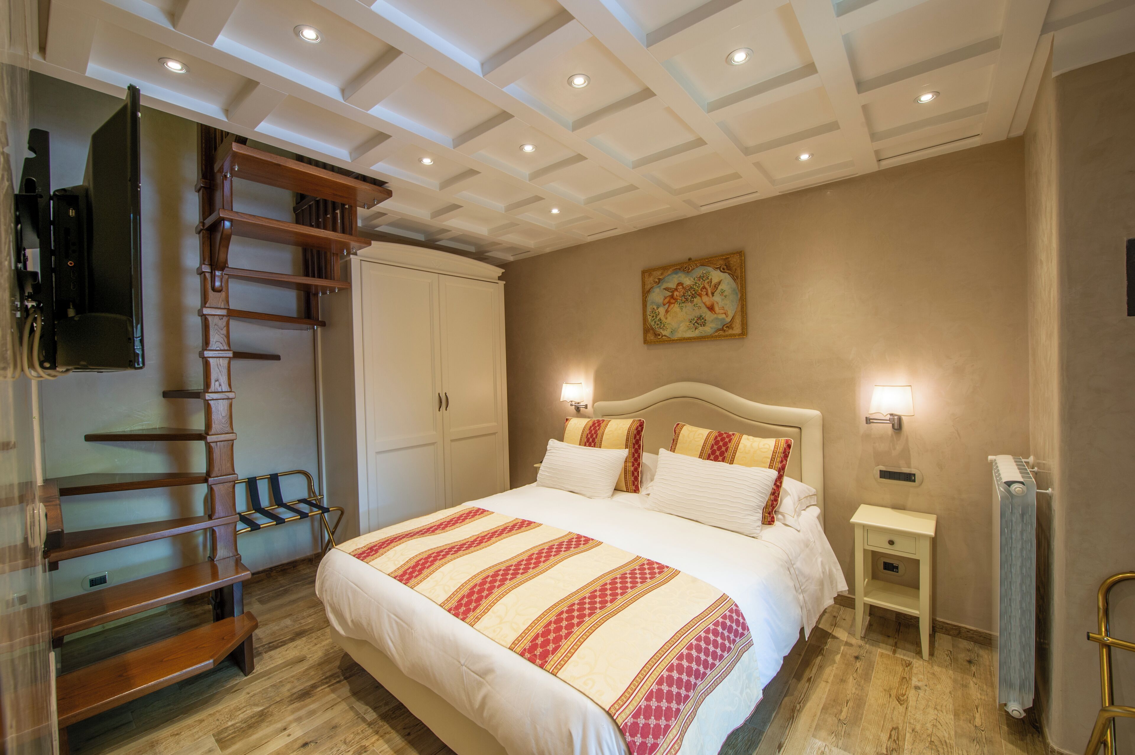 Ein Schlafzimmer mit einem Bett, einer Holzleiter, einem Kleiderschrank, einem Bild an der Wand und einem Nachttisch mit Lampe.