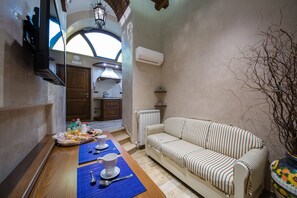 Appartamento Luxury, letti multipli, vista giardino | Soggiorno | TV LED 33 pollici con canali satellitari, TV