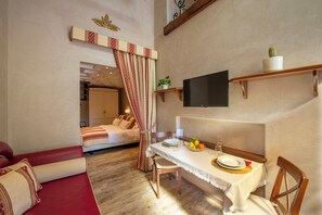 Luxury-Apartment, Mehrere Betten, Gartenblick | Wohnbereich | 33-Zoll-LED-Fernseher mit Satellitenempfang, Fernseher