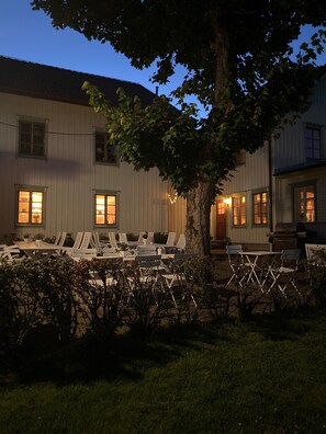 Front of property â evening/night