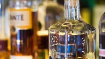 Variedad de botellas de licor en una estantería.
