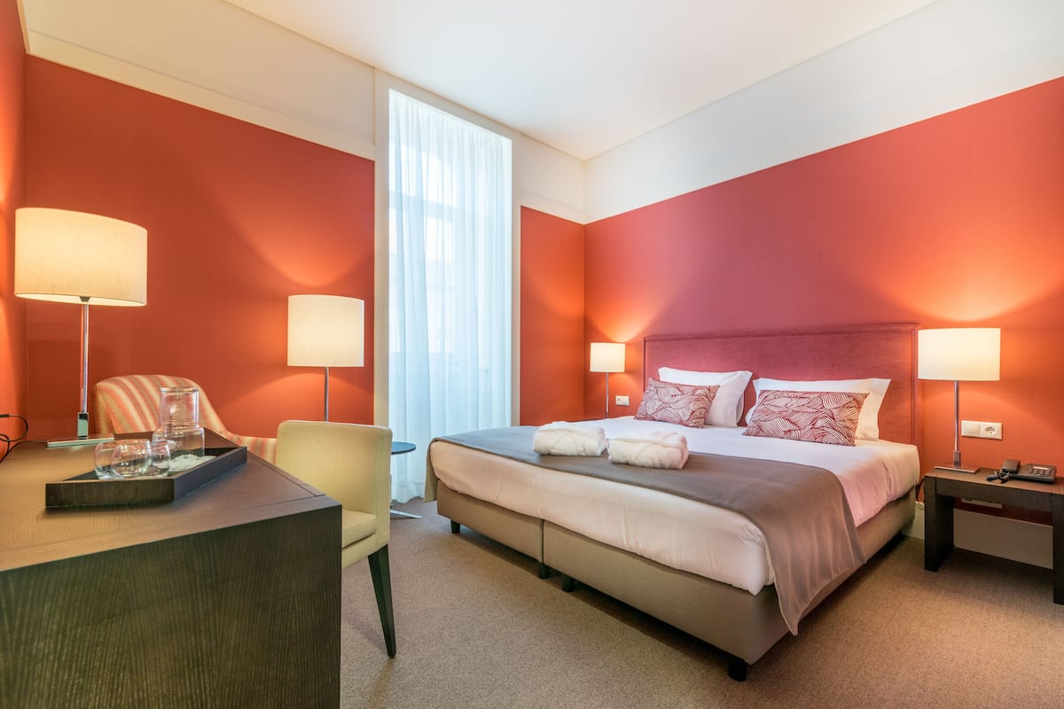 standard double or twin room | minibar, in-room safe, individually decorated, individually furnished