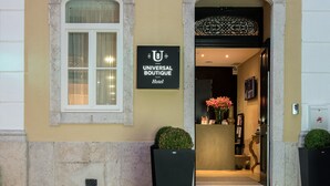 L’entrée d’un hôtel, avec une enseigne indiquant « Universal Boutique Hotel ».