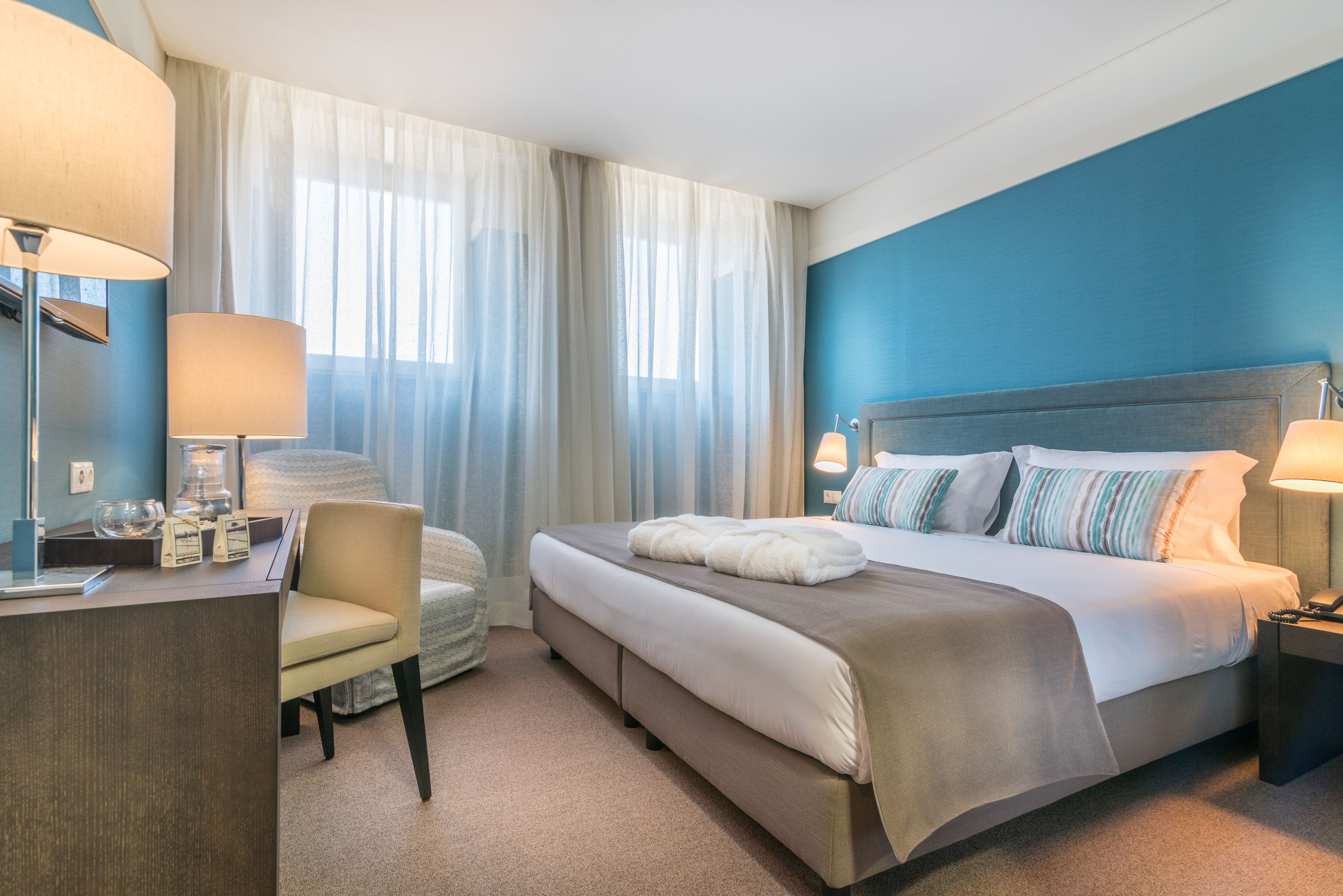 standard double or twin room | minibar, in-room safe, individually decorated, individually furnished