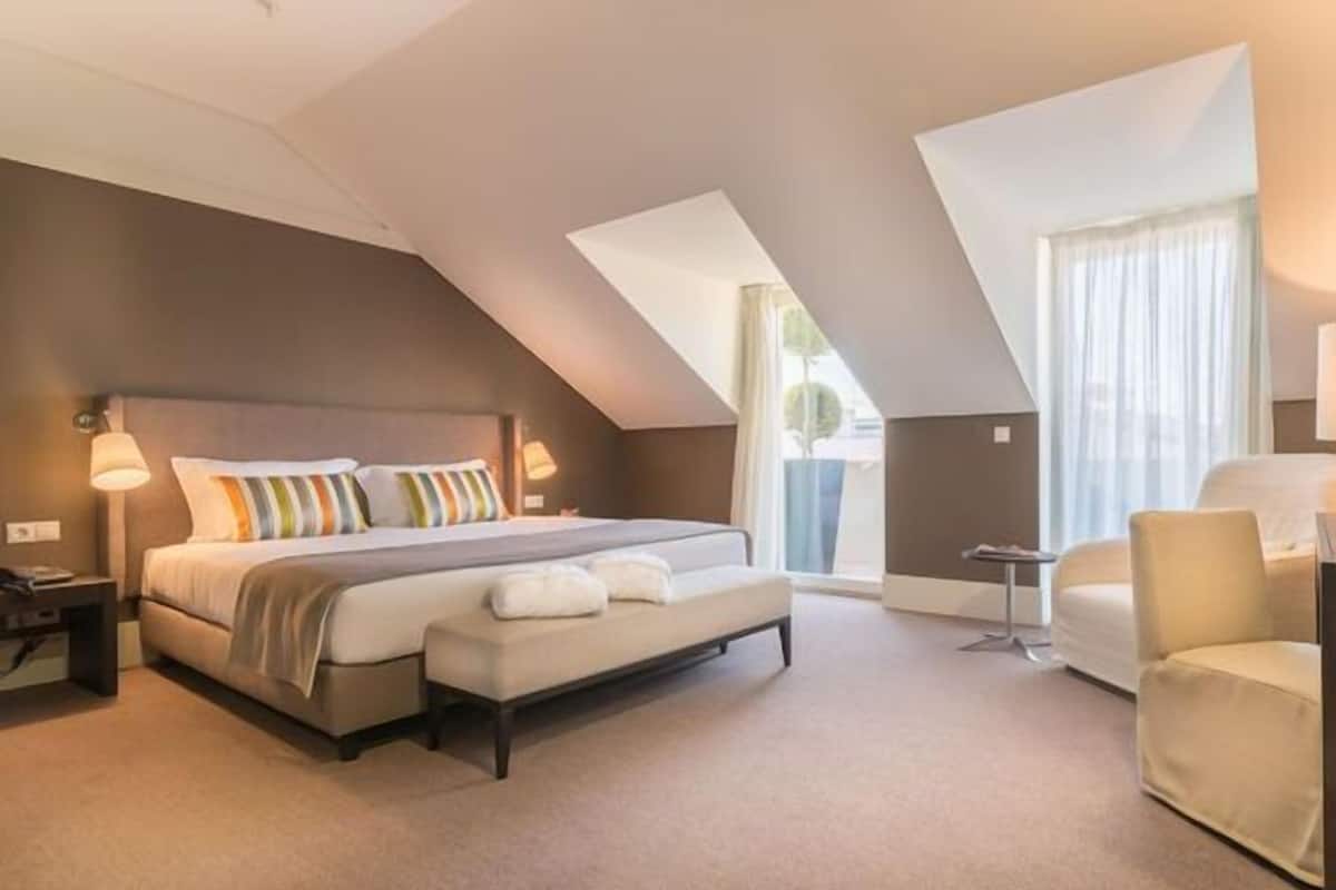 superior double or twin room | minibar, in-room safe, individually decorated, individually furnished