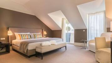 Habitación superior con 1 cama doble o 2 individuales | Minibar, caja fuerte, decoración individual y mobiliario individual