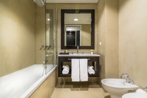 Duschwanne, kostenlose Toilettenartikel, Haartrockner, Bidet