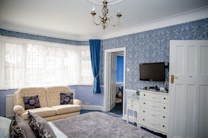 Double Room | 1 bedroom, desk, iron/ironing board, free WiFi