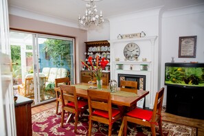 Daily full breakfast (GBP 10 per person)