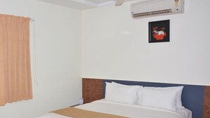 Standard Room | Minibar, in-room safe, iron/ironing board (on request)