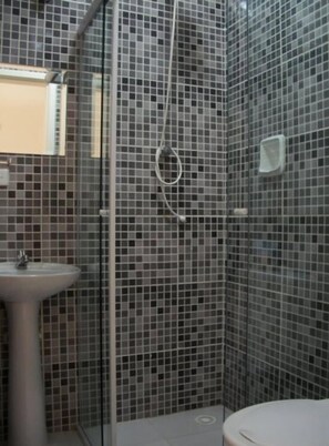Suite Double Deluxe | Bathroom | Hair dryer, towels - Hotel Pousada Clínicas Jardins Paulista (São Paulo)