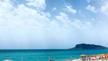 In Strandnähe, Liegestühle, Sonnenschirme, Strandbar