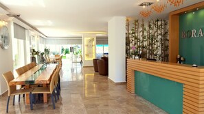 Sisään- ja uloskirjautumisautomaatti