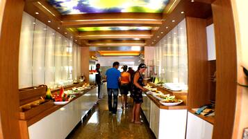 Frühstück, Mittagessen und Abendessen