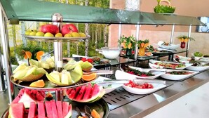 A buffet with various fruits and salads. - Bora Bora Butik Hotel (Alanya)
