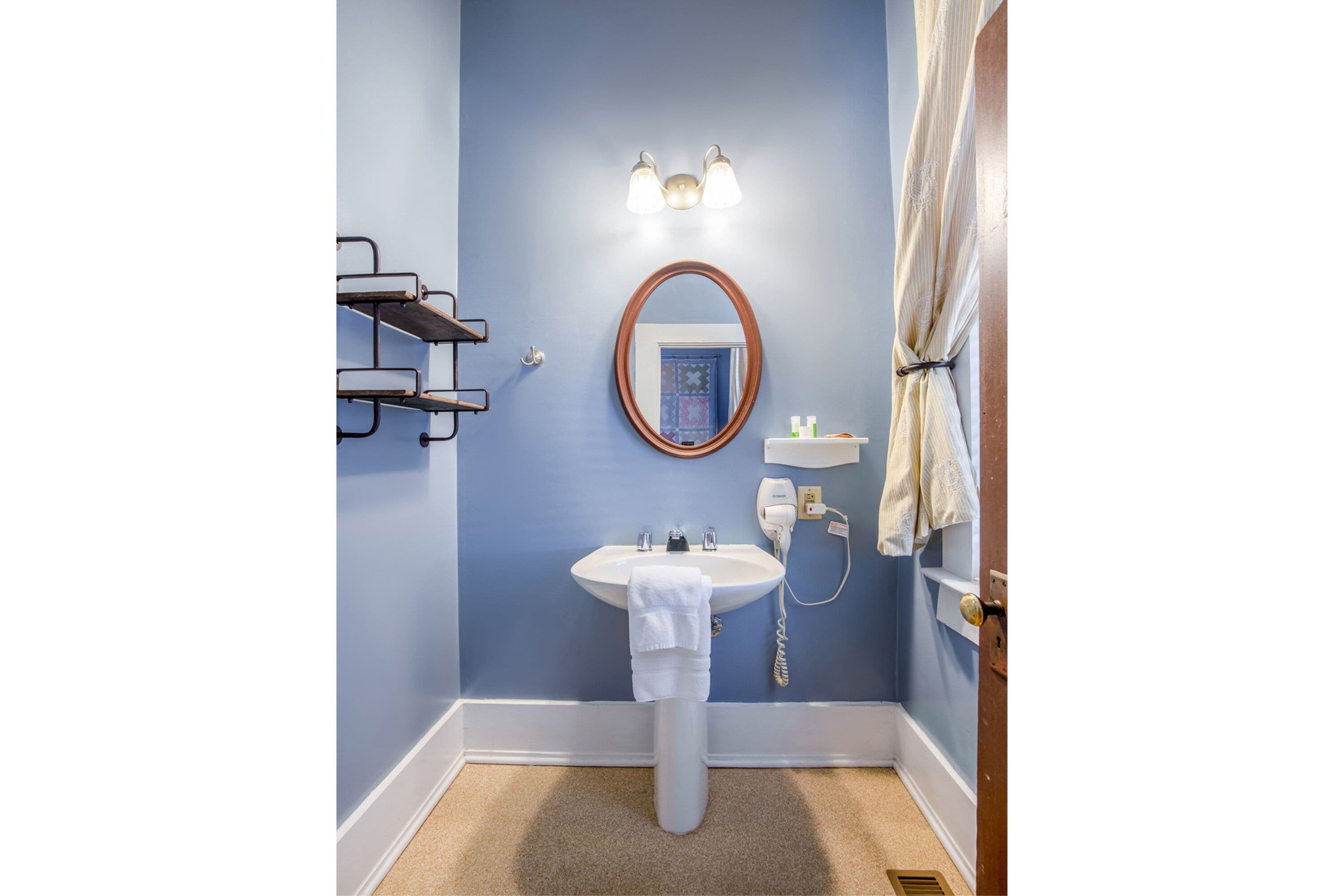 premium room, 1 queen bed | bathroom sink