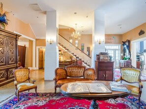Lobby sitting area - The Belmont Inn (Abbeville)