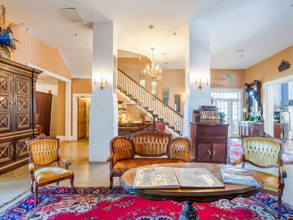 Lobby sitting area - The Belmont Inn (Abbeville)