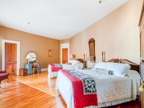 Chambre, 2 grands lits | Draps en coton égyptien, literie de qualité supérieure, bureau