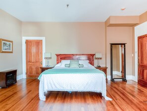 Egyptian cotton sheets, premium bedding, desk, iron/ironing board - The Belmont Inn (Abbeville)