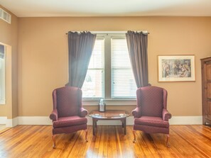 32-inch TV with cable channels - The Belmont Inn (Abbeville)