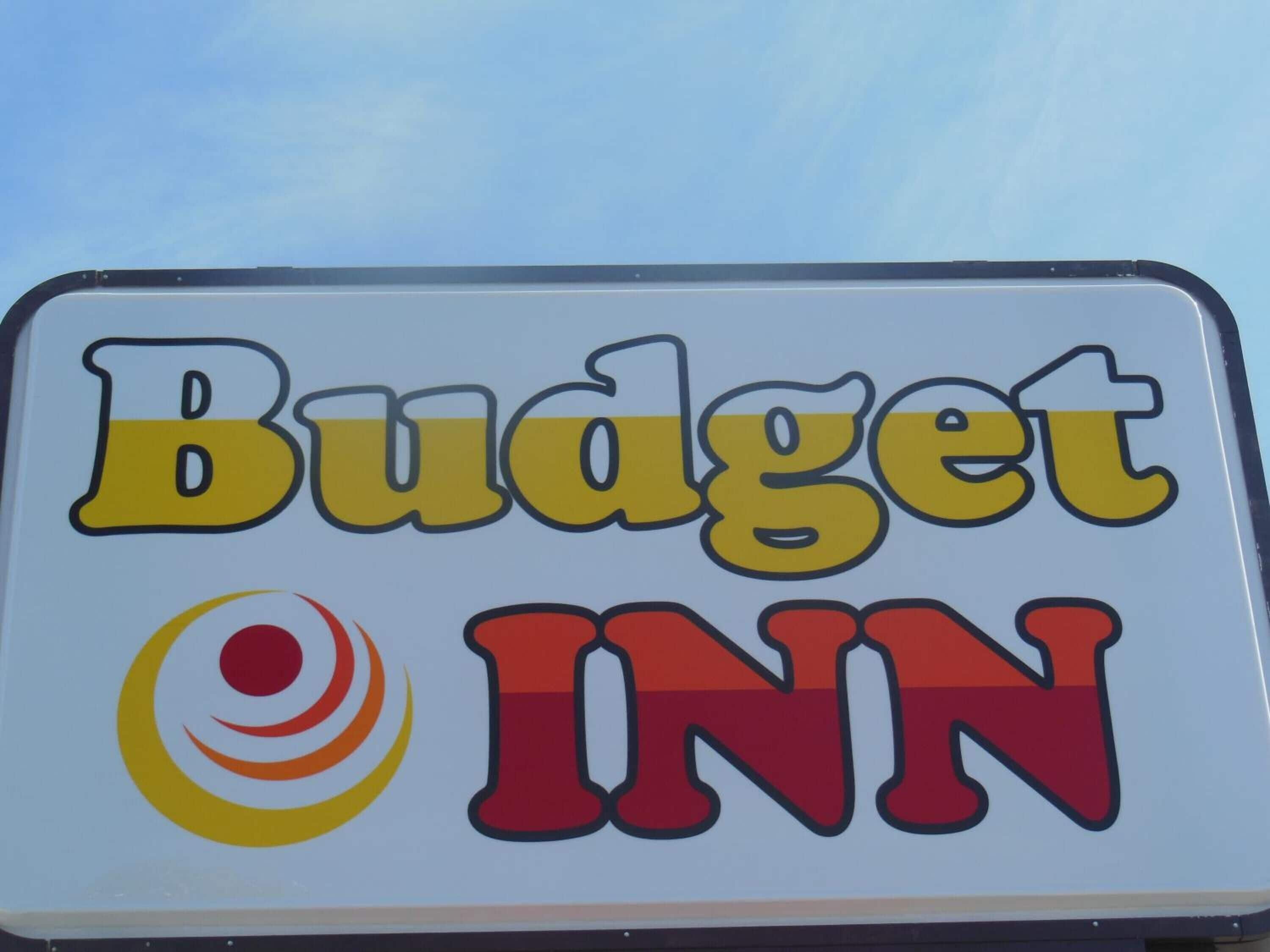 Ein Schild mit dem Text 'Budget Inn' und einem Logo.