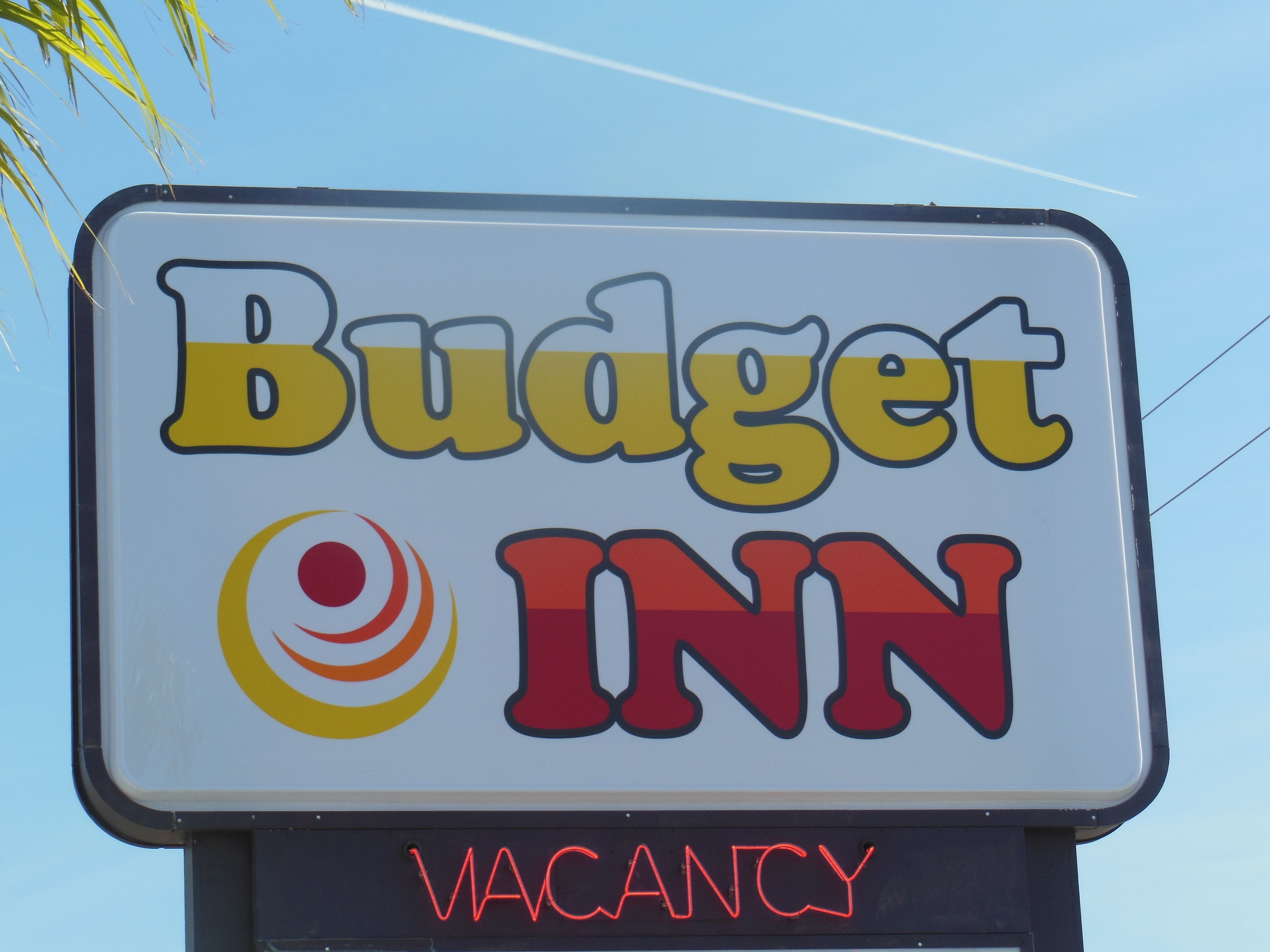 A sign for Budget Inn with a vacancy notice.